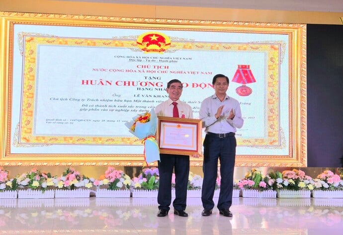 Ông Lê Văn Khanh - Nguyên Chủ tịch Công ty TNHH MTV XSKT Sóc Trăng (bìa trái) vinh dự đón nhận Huân chương Lao động Hạng nhất của Chủ tịch nước.