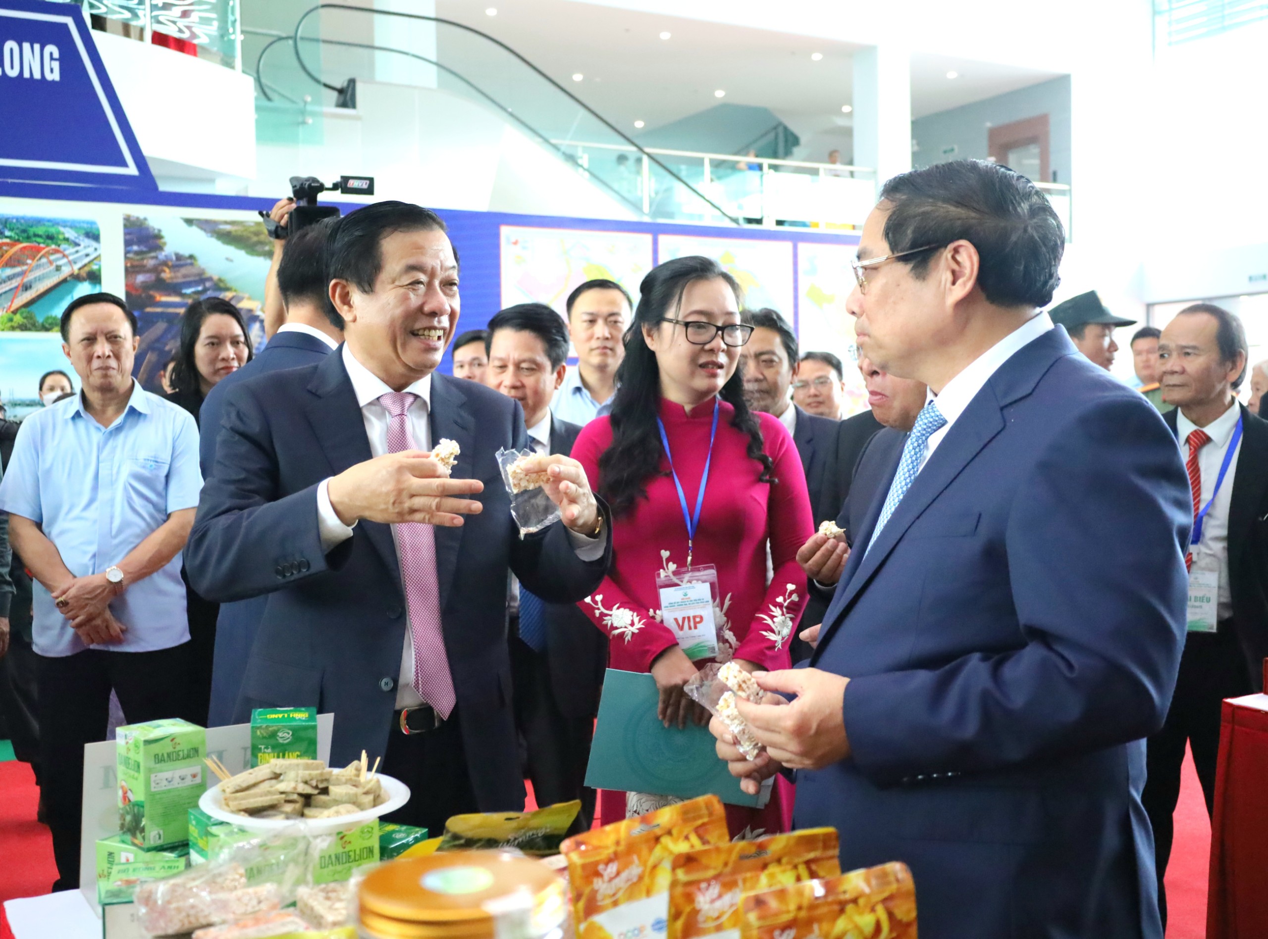 Thủ tướng Chính phủ Phạm Minh Chính tham quan khu gian hàng trưng bày, giới thiệu những sản phẩm đặc trưng, sản phẩm OCOP, giới thiệu những địa điểm tham quan nổi bật của tỉnh Vĩnh Long.