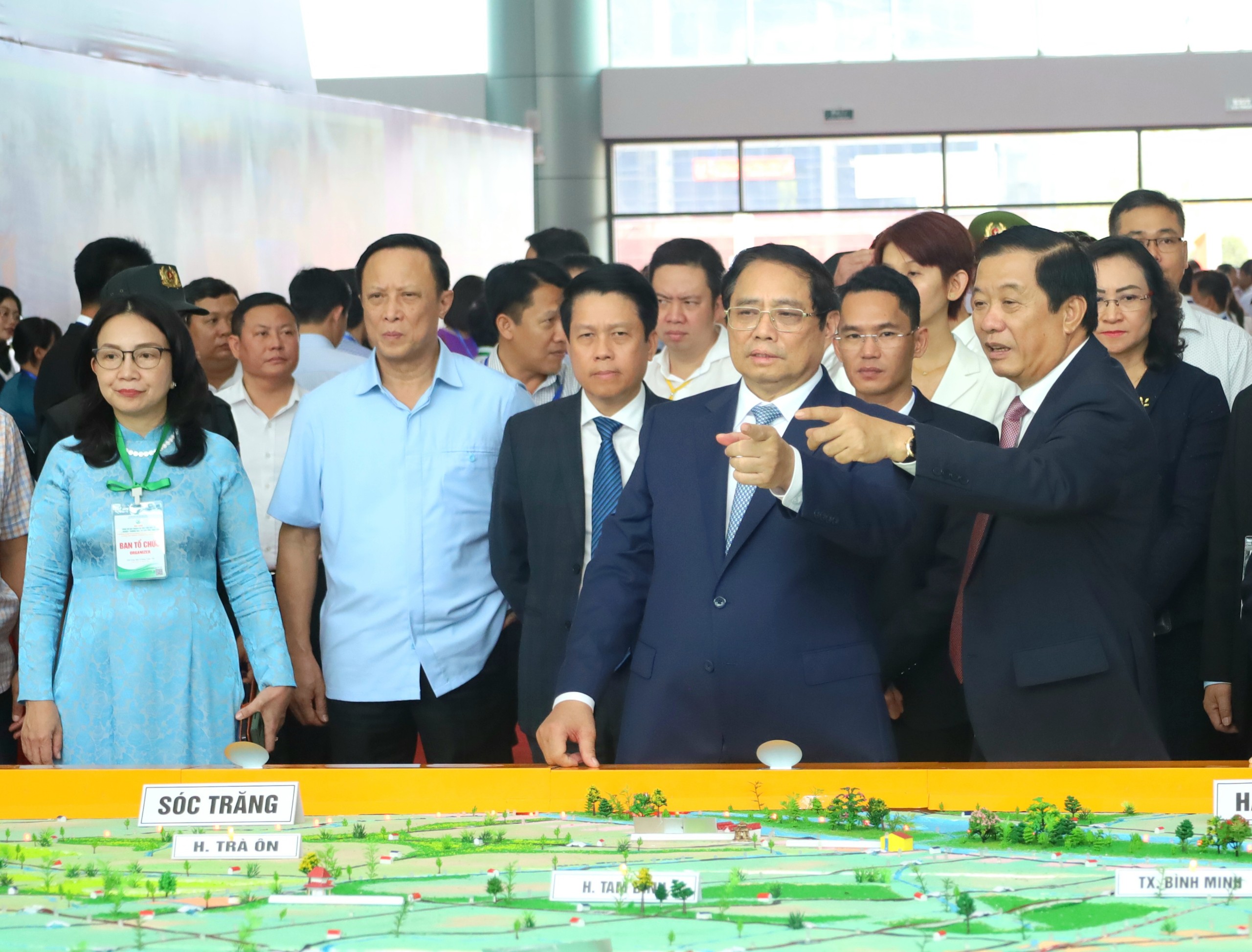 Thủ tướng Chính phủ Phạm Minh Chính xem bản đồ quy hoạch tỉnh Vĩnh Long thời kỳ 2021 - 2030, tầm nhìn đến năm 2050.