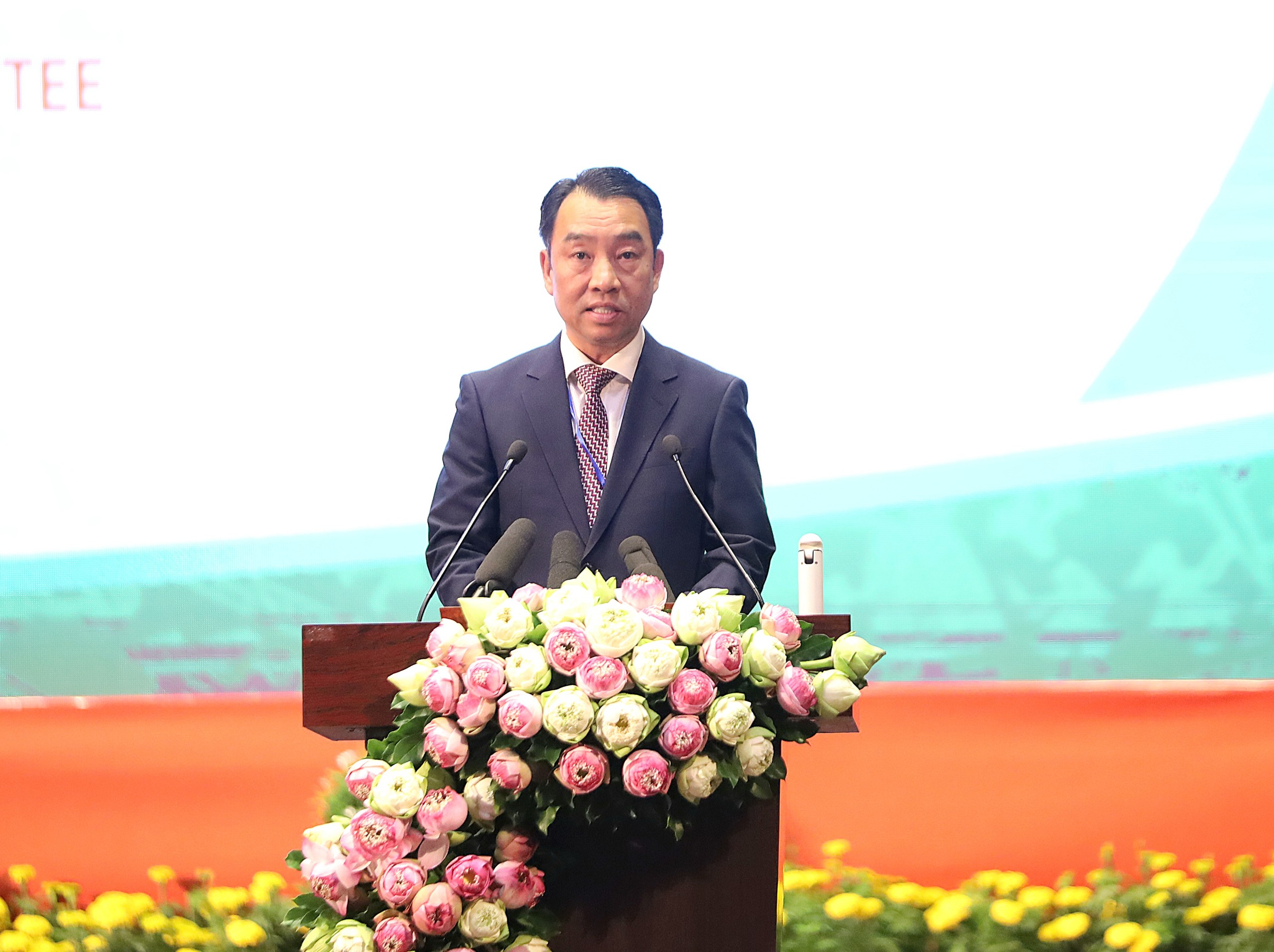 Ông Lữ Quang Ngời – Phó Bí thư Tỉnh ủy, Chủ tịch UBND tỉnh Vĩnh Long phát biểu khai mạc hội nghị.