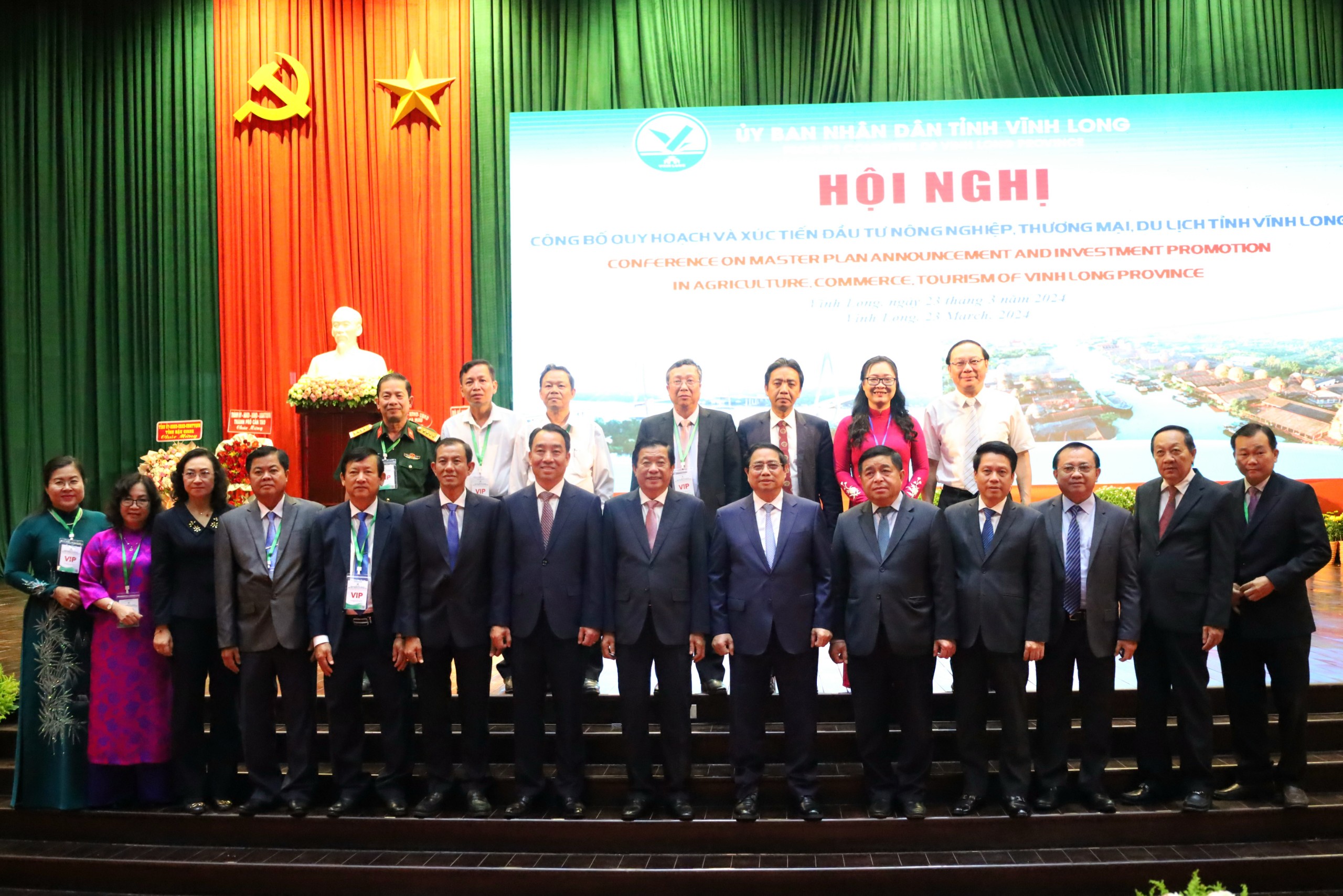 Thủ tướng Chính phủ Phạm Minh Chính chụp hình lưu niệm cùng các đại biểu tại hội nghị.