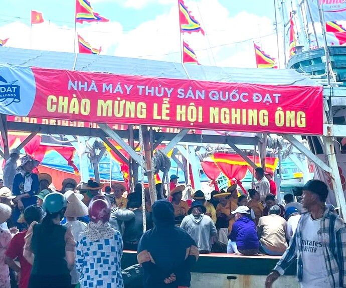 Hàng ngàn du khách và ngư dân đến tham gia Lễ Nghinh Ông Sông Đốc.