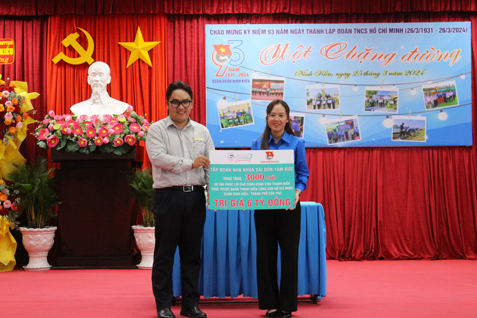 Đại diện Tập đoàn Nha khoa Sài Gòn Tâm Đức trao bảng tặng tượng 3000 thẻ phúc lợi, mỗi thẻ trị giá 2 triệu đồng cho đoàn viên thanh niên quận Ninh Kiều, tổng giá trị lên đến 6 tỷ đồng.