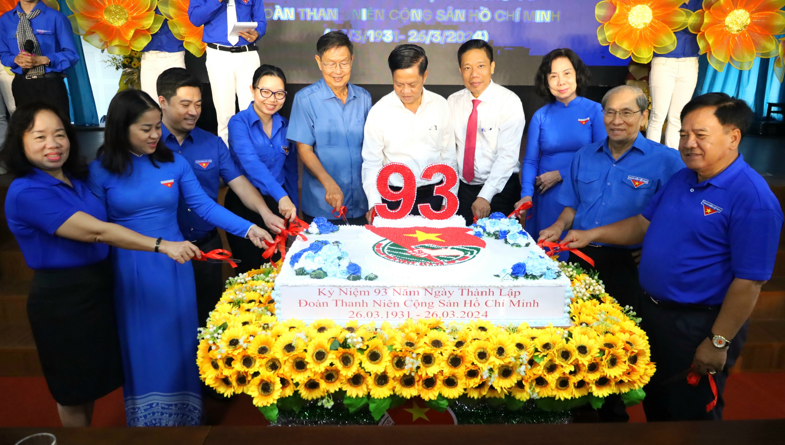 Các đại biểu thực hiện nghi thức cắt bánh sinh nhật mừng 93 năm ngày thành lập Đoàn TNCS Hồ Chí Minh (26/3/1931 - 26/3/2024).