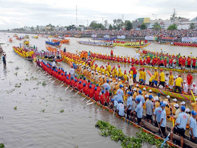 Mỗi năm tới mùa lễ Ok Om Bok, các ghe thuyền đều phủ kín mặt sông với nhiều màu sắc đẹp mắt. Ảnh: Hiệp hội du lịch TP.HCM.