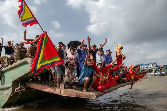 Ban tổ chức đưa bè “Tống Ôn - Tống gió” lên tàu lớn và bắt đầu diễu hành trên sông.
