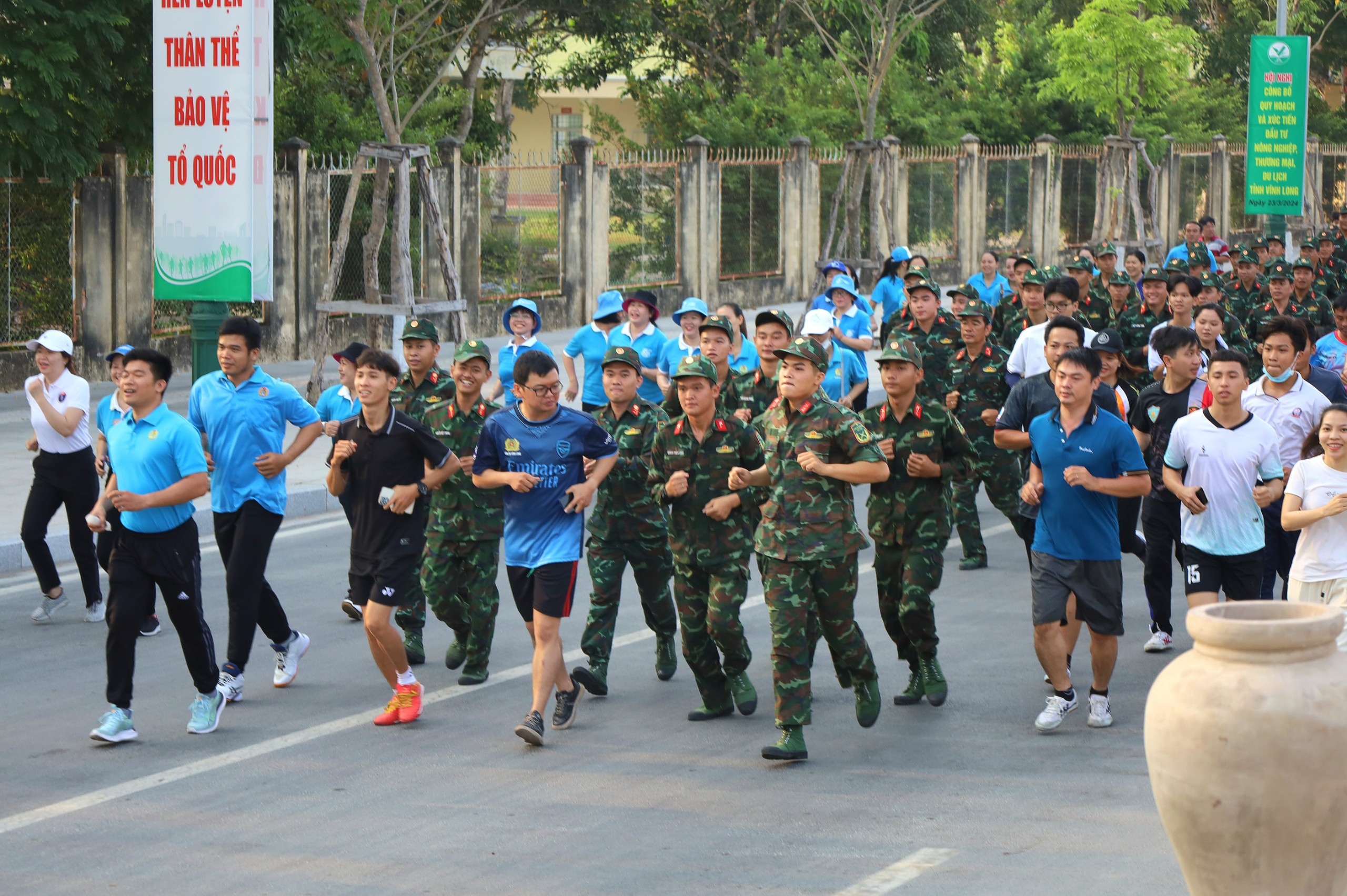 Cán bộ, chiến sĩ Bộ CHQS tỉnh Vĩnh Long tham gia chạy hưởng ứng Ngày chạy Olympic vì sức khỏe toàn dân năm 2024.