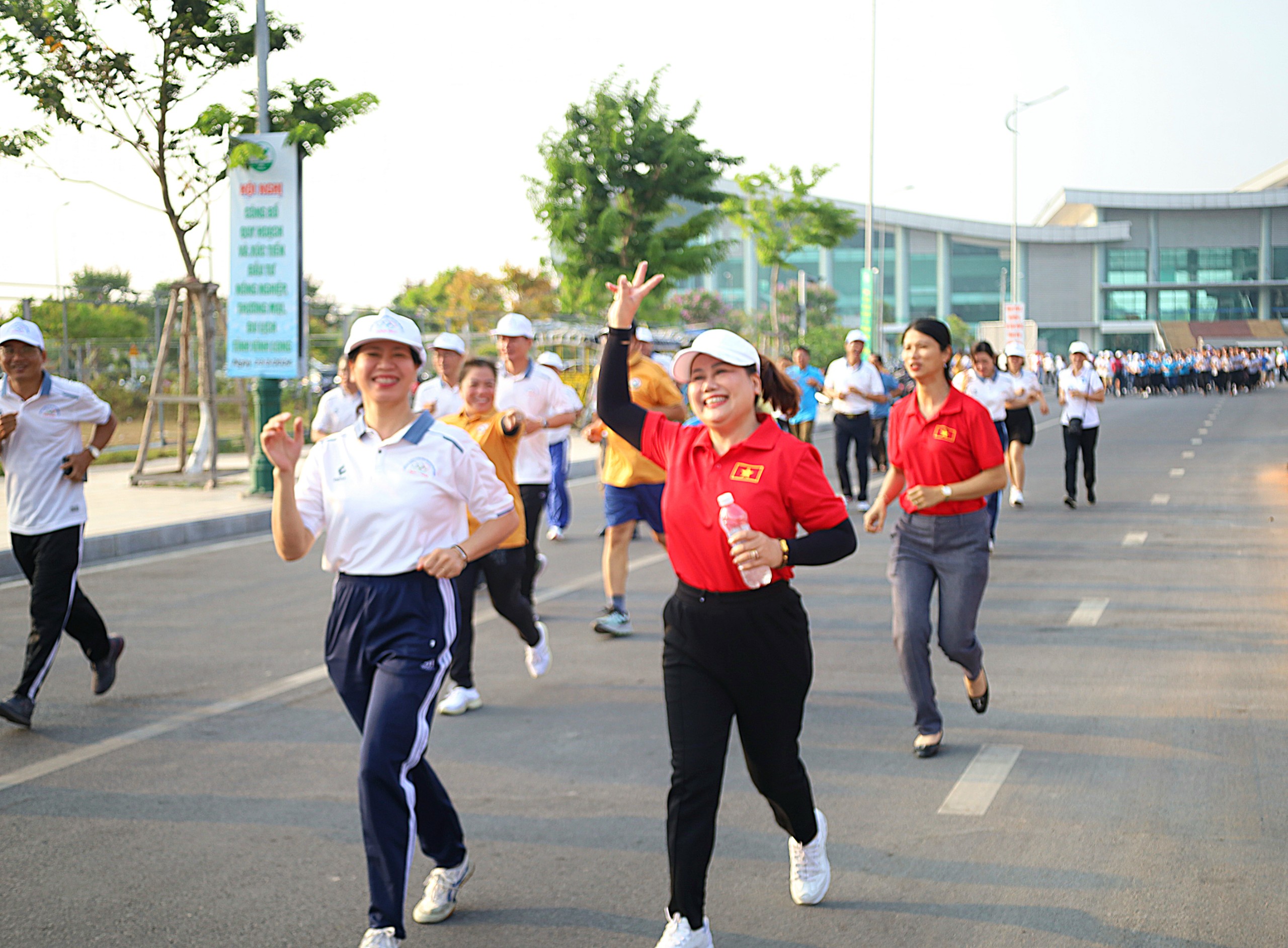 Bà Nguyễn Thị Thanh Thủy (bên phải) - Giám đốc Công ty TNHH Thương mại và Phát triển nhân lực Miền Tây (MITACO) tham gia chạy hưởng ứng Ngày chạy Olympic vì sức khỏe toàn dân năm 2024.