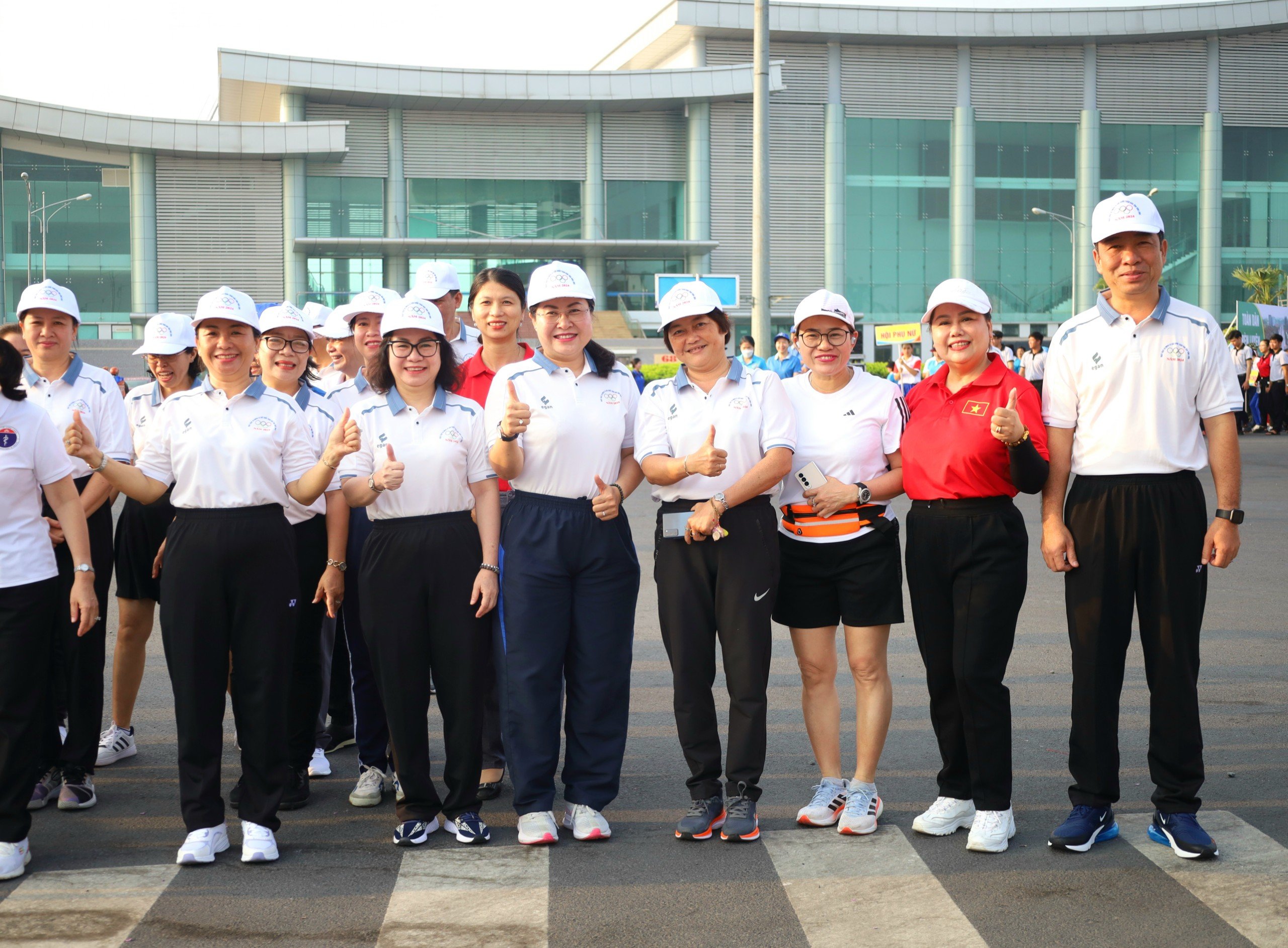 Lãnh đạo tỉnh Vĩnh Long tham gia lễ khai mạc Ngày chạy Olympic vì sức khỏe toàn dân năm 2024.