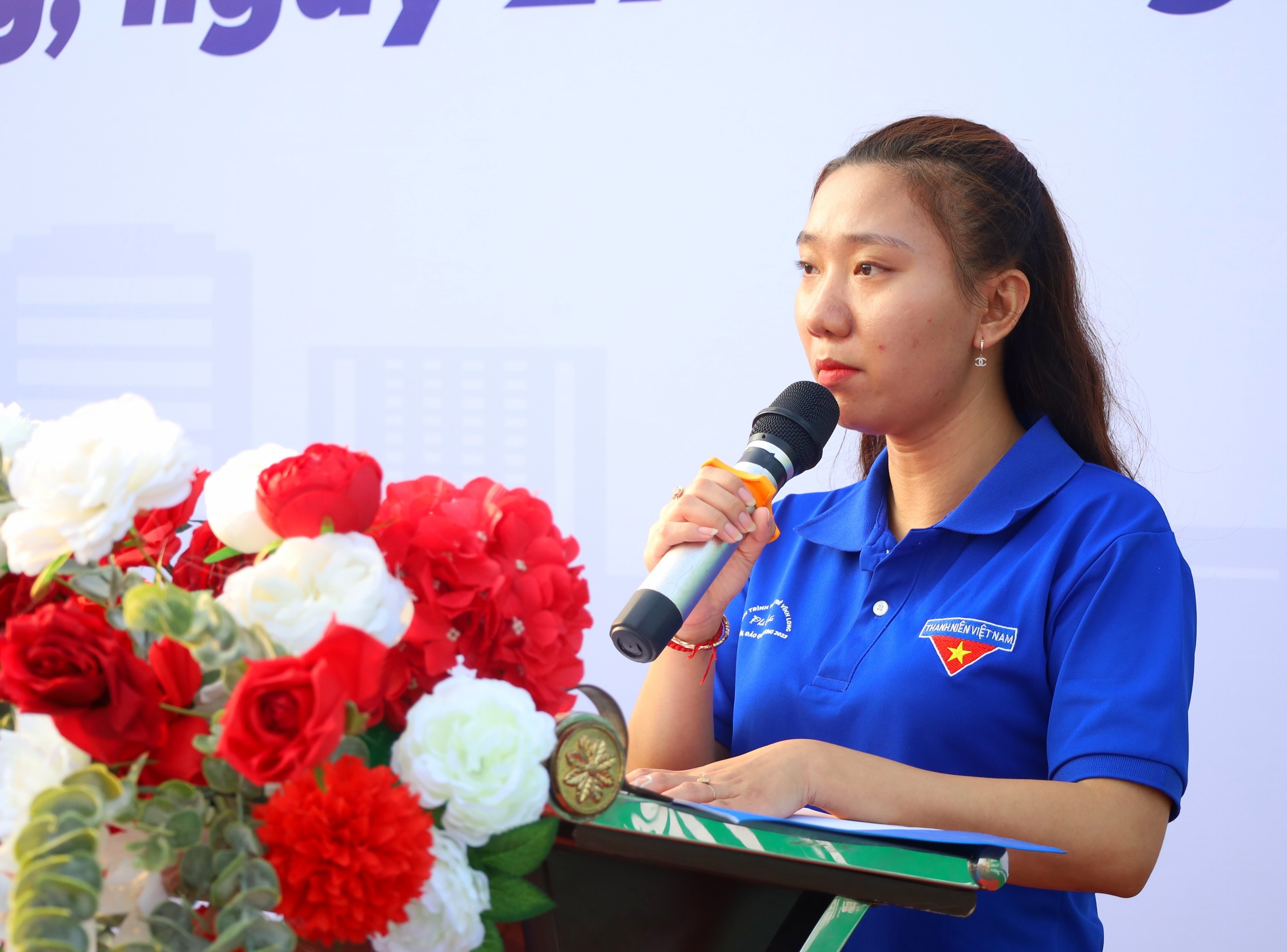 Em Trần Lê Ánh Thảo thay mặt thế hệ trẻ của tỉnh Vĩnh Long phát biểu cam kết, hành động theo lời dạy của Bác Hồ