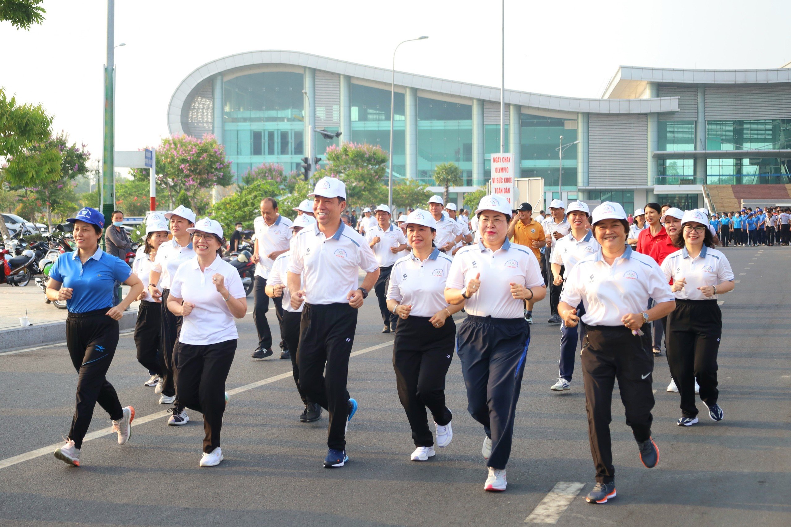 Lãnh đạo tỉnh Vĩnh Long tham gia chạy hưởng ứng Ngày chạy Olympic vì sức khỏe toàn dân năm 2024.