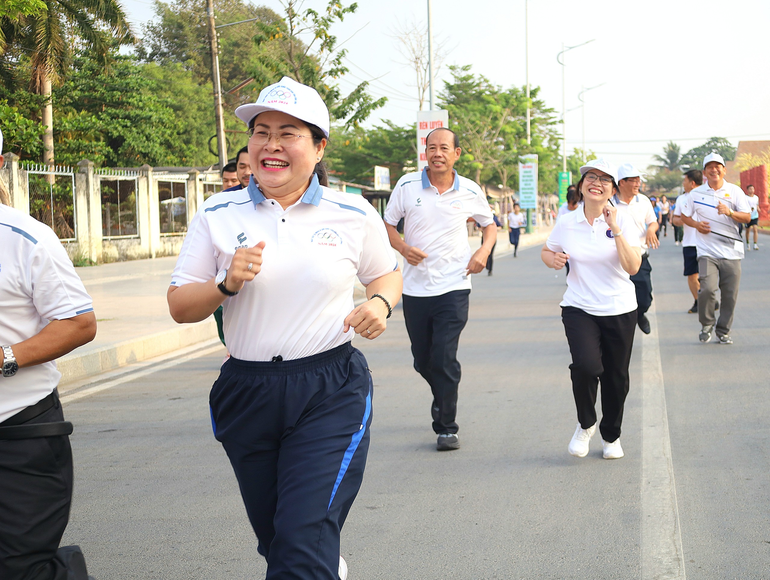 Bà Nguyễn Thị Minh Trang – Ủy viên BTV Tỉnh ủy, Trưởng ban Tuyên giáo Tỉnh ủy Vĩnh Long tham gia chạy hưởng ứng Ngày chạy Olympic vì sức khỏe toàn dân năm 2024.