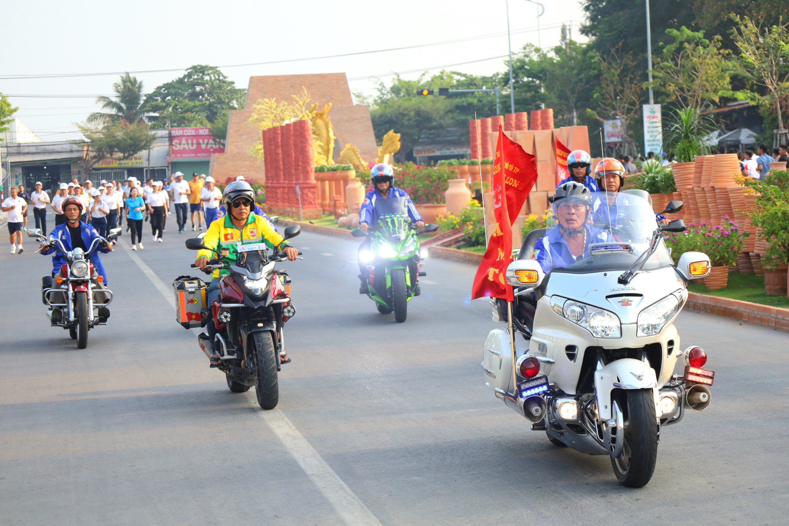 Lực lượng Moto Vĩnh Long tham gia đảm bảo an toàn đường chạy.