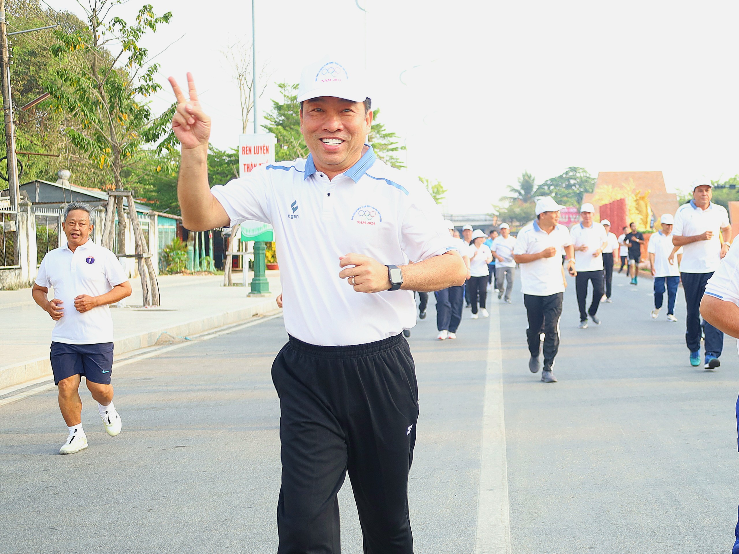 Ông Lữ Quang Ngời - Phó Bí thư Tỉnh ủy, Chủ tịch Ủy ban nhân dân tỉnh Vĩnh Long tham gia chạy hưởng ứng Ngày chạy Olympic vì sức khỏe toàn dân năm 2024.