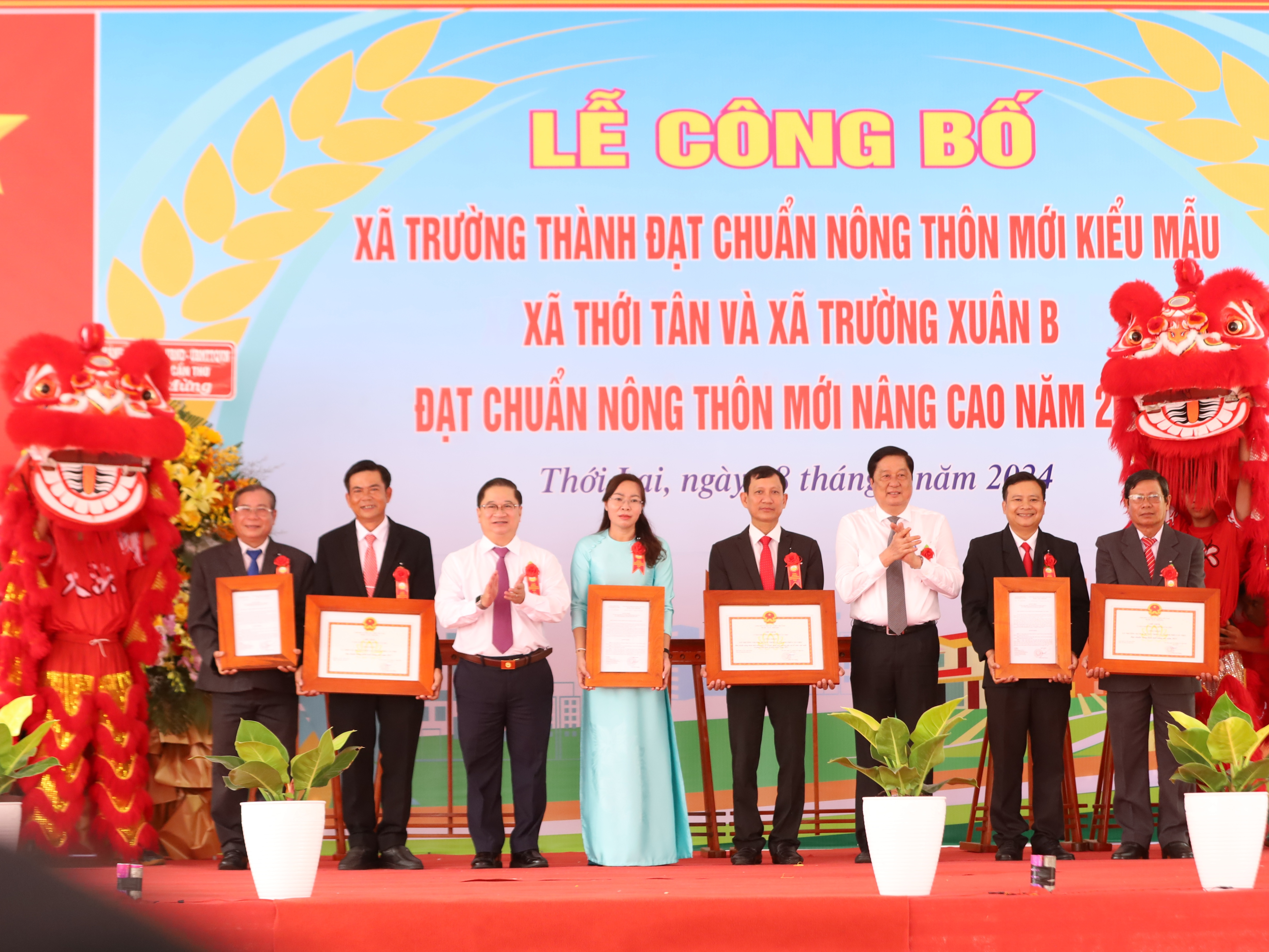 Ông Phạm Văn Hiểu - Phó Bí thư Thường trực Thành ủy, Chủ tịch HĐND TP. Cần Thơ và ông Trần Việt Trường - Phó Bí thư Thành ủy, Chủ tịch UBND TP. Cần Thơ trao quyết định công nhận xã Trường Thành đạt chuẩn nông thôn mới Kiểu mẫu và xã Thới Tân, xã Trường Xuân B đạt chuẩn xã nông thôn mới nâng cao.