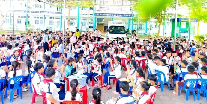 Trung tâm Văn hóa TT&TT Thới Bình phối hợp với Thư viện Cà Mau tổ chức phục vụ đọc sách lưu động chào mừng Ngày Sách và Văn hoá đọc năm 2024 tại trường TH Tân Bình xã Tân Lộc Bắc.