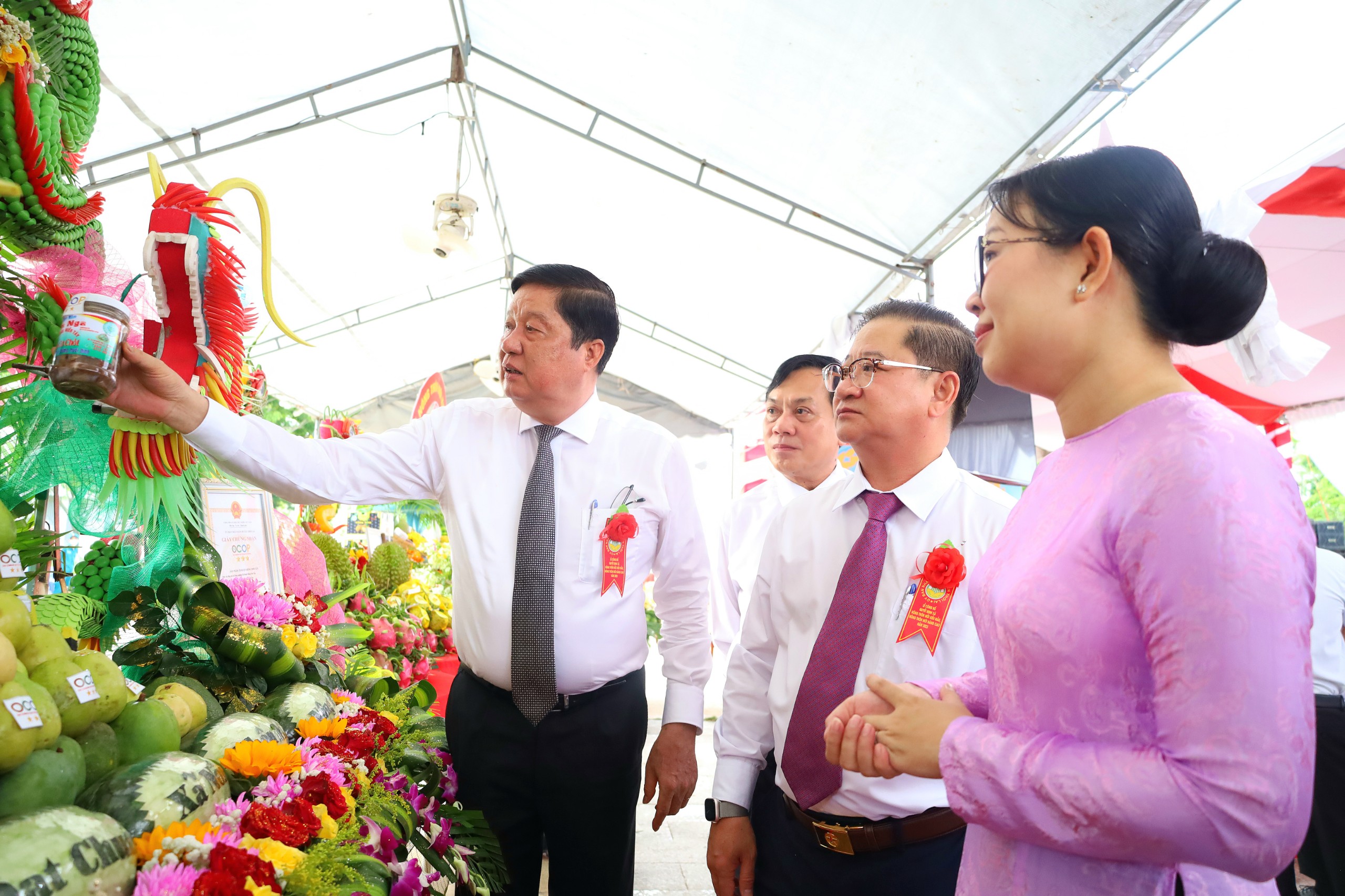 Lãnh đạo thành phố tham quan các gian trưng bày sản phẩm đặc trưng của các địa phương.