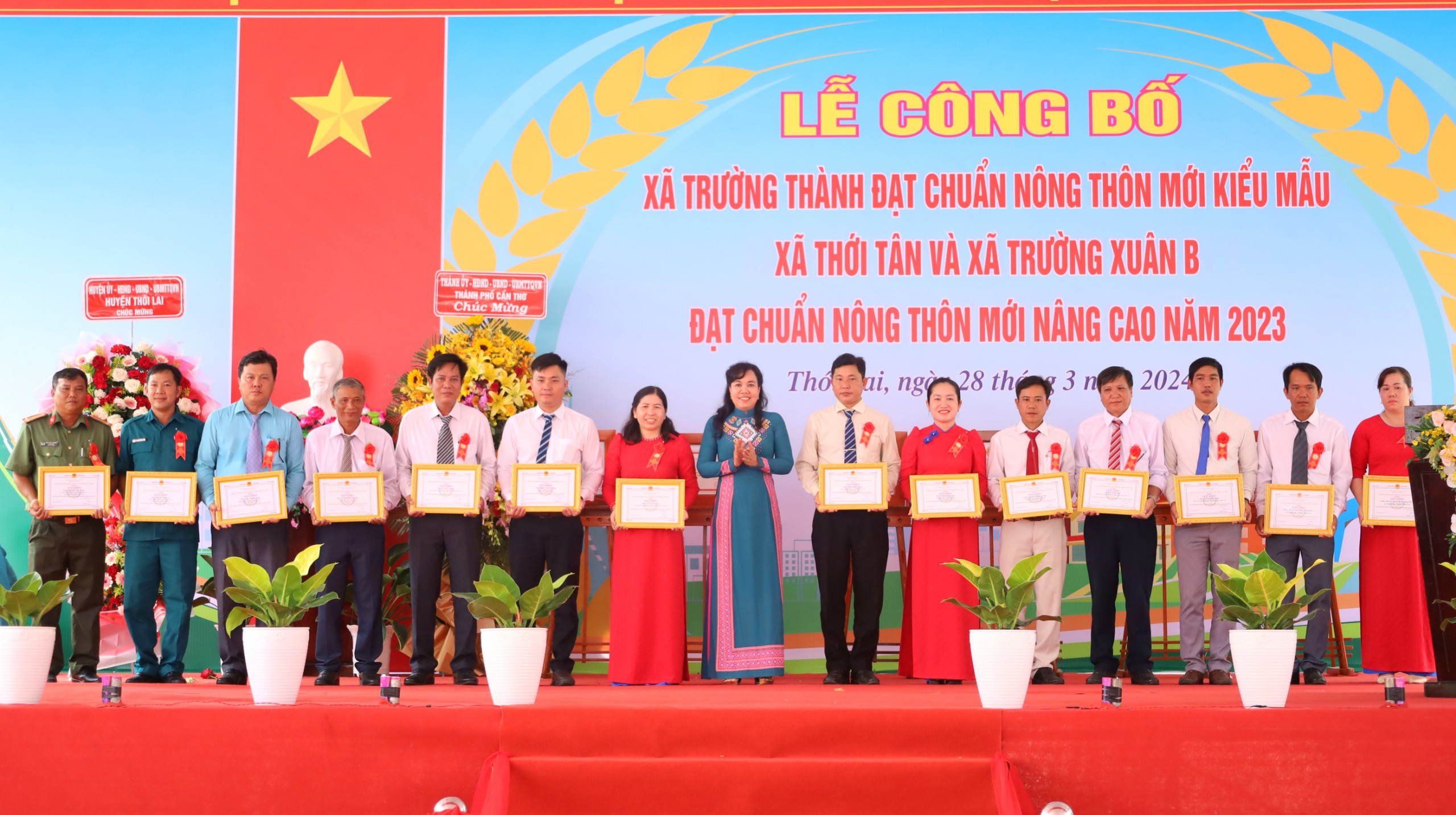 Bà Võ Kim Thoa - Chủ tịch Hội LHPN TP. Cần Thơ trao tặng giấy khen của Văn phòng Điều phối nông thôn mới cho các cá nhân có những đóng góp trong xây dựng NTM.