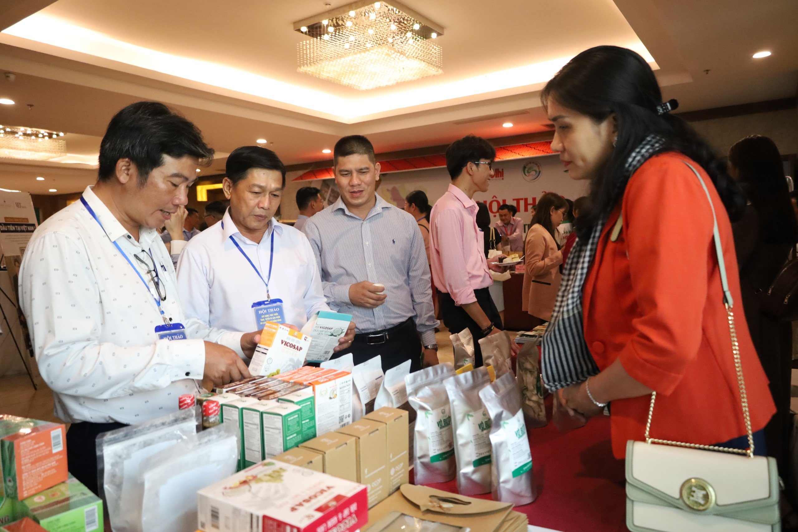Ông Lâm Hữu Phúc (bìa trái) - Phó Giám đốc Sở VHTT&DL Trà Vinh tham quan khu vực trưng bày sản phẩm OCOP, sản phẩm quà tặng du lịch địa phương.