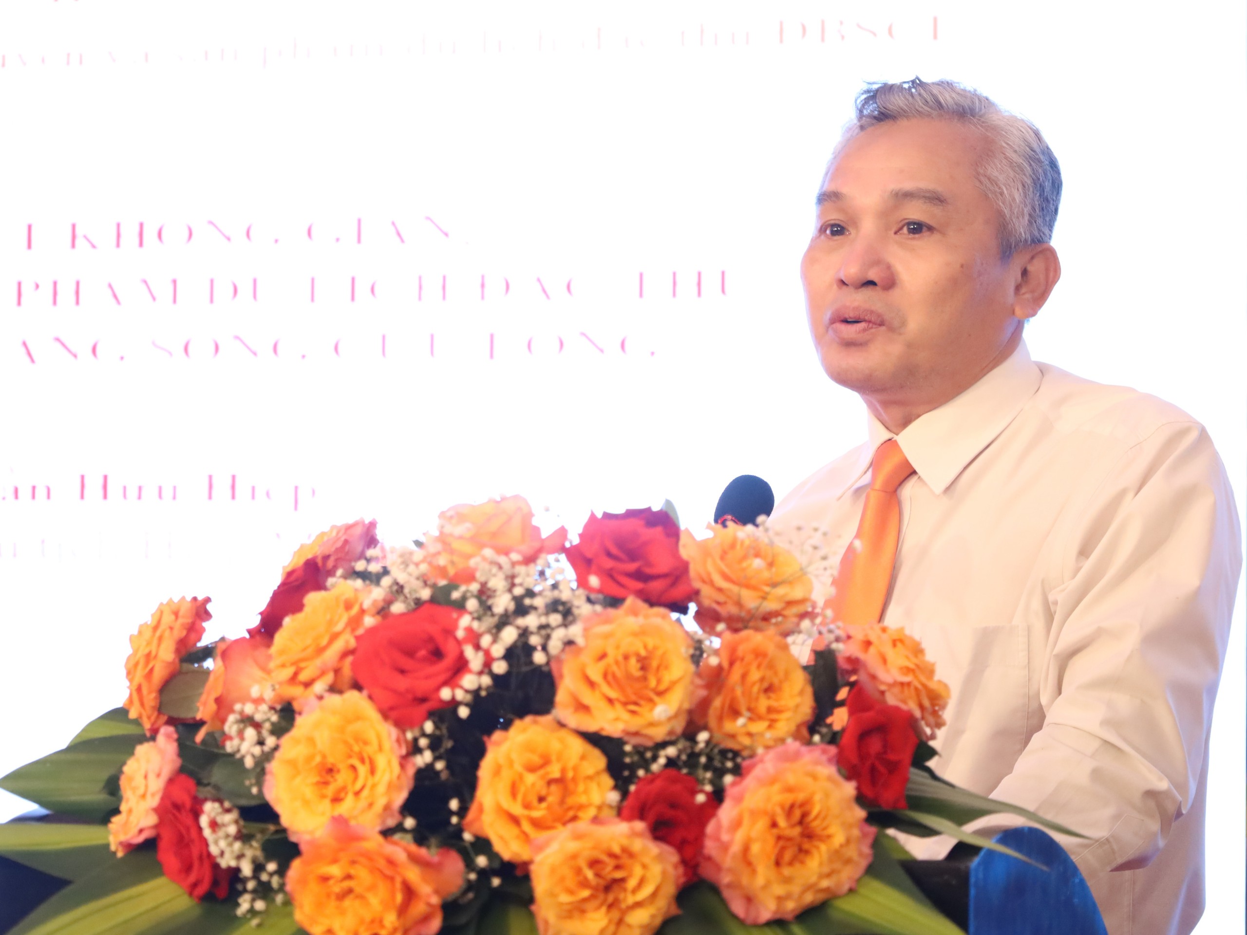 TS Trần Hữu Hiệp - Phó Chủ tịch Hiệp hội Du lịch ĐBSCL trình bày tham luận tại hội thảo.