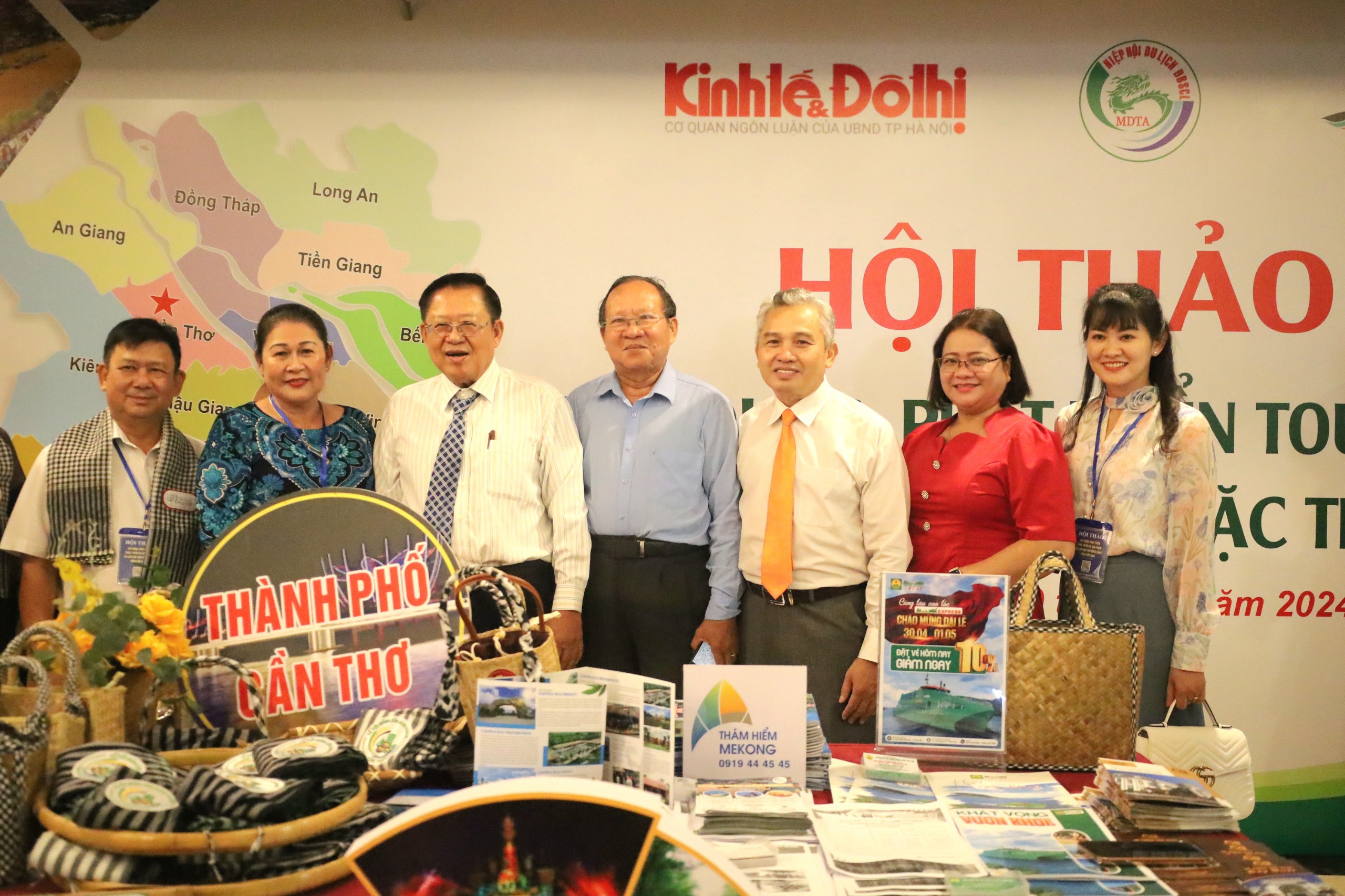 Các đại biểu chụp hình lưu niệm tại Hội thảo “Xây dựng, phát triển tour - tuyến và các sản phẩm đặc thù của du lịch đồng bằng sông Cửu Long”.