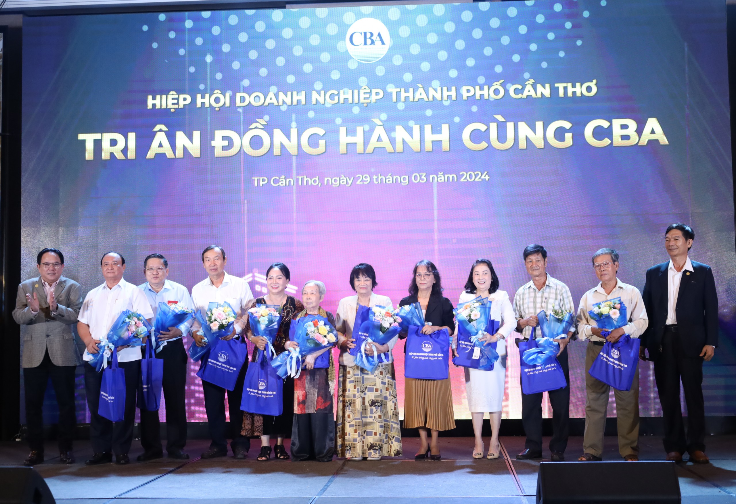 Hiệp hội Doanh nghiệp TP. Cần Thơ tặng quà tri ân các cá nhân đồng hành chùng CBA.