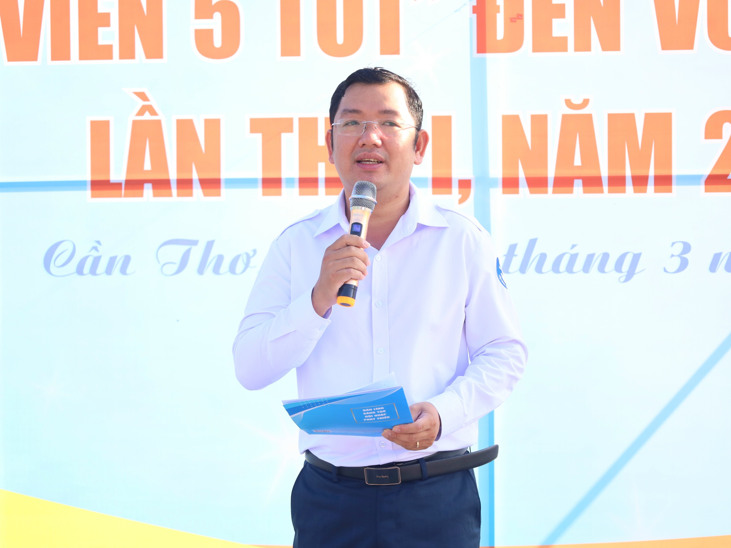 Anh Lâm Văn Tân – Phó Bí thư thường trực Thành Đoàn, Chủ tịch Hội Sinh viên Việt Nam TP. Cần Thơ phát biểu xuất quân hành trình.