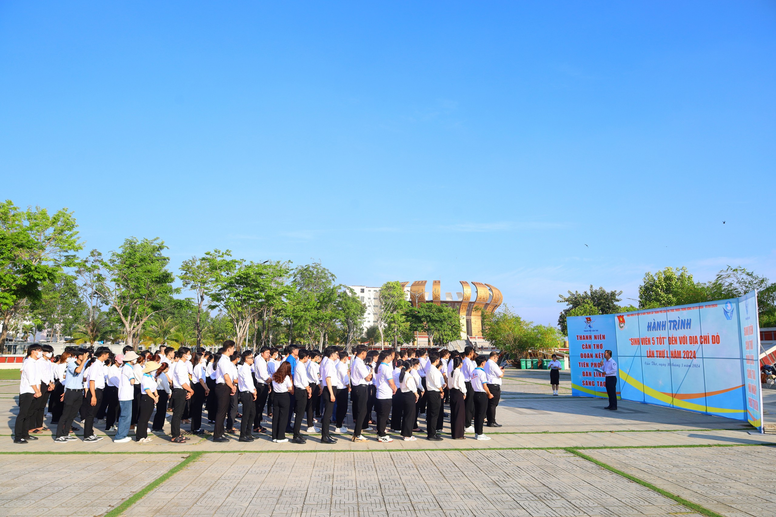 Lễ xuất quân Hành trình “Sinh viên 5 tốt” đến địa chỉ đỏ được diễn ra trang trọng tại Đền thờ Vua Hùng TP. Cần Thơ.
