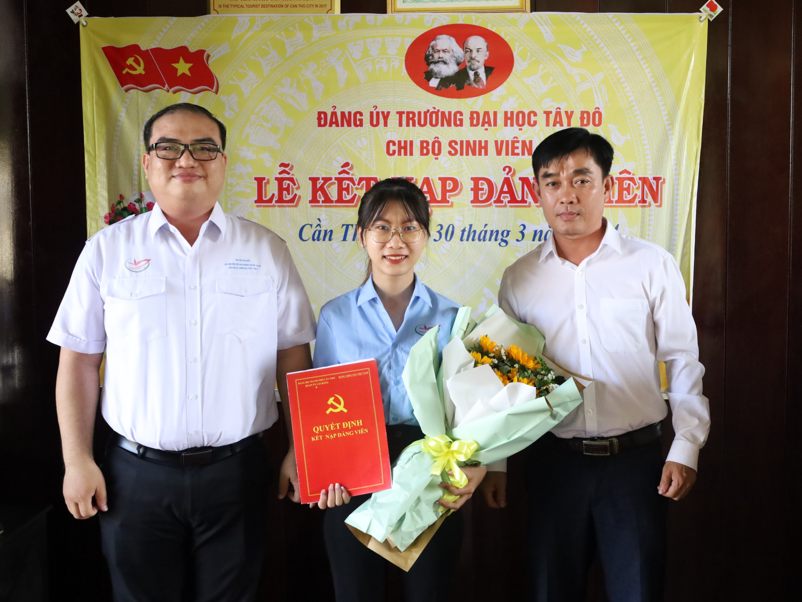 Thực hiện kết nạp Đảng cho quần chúng Nguyễn Thị Tố Trinh - Sinh viên Trường Đại học Tây Đô “Sinh viên 5 tốt” cấp Thành phố.
