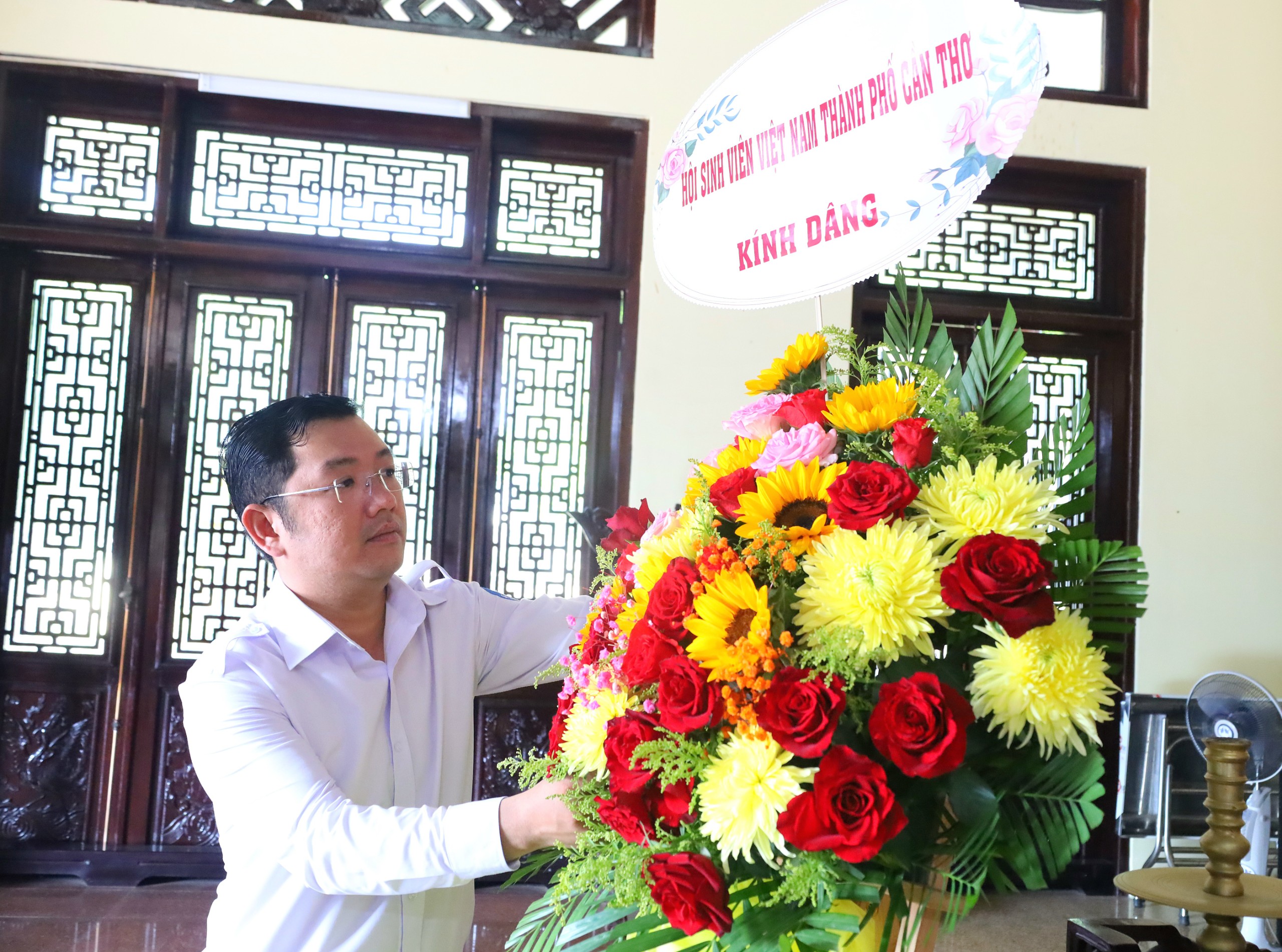 Anh Lâm Văn Tân – Phó Bí thư thường trực Thành Đoàn, Chủ tịch Hội Sinh viên Việt Nam TP. Cần Thơ thực hiện nghi thức dâng hoa tại Khu tưởng niệm Thủ khoa Bùi Hữu Nghĩa.