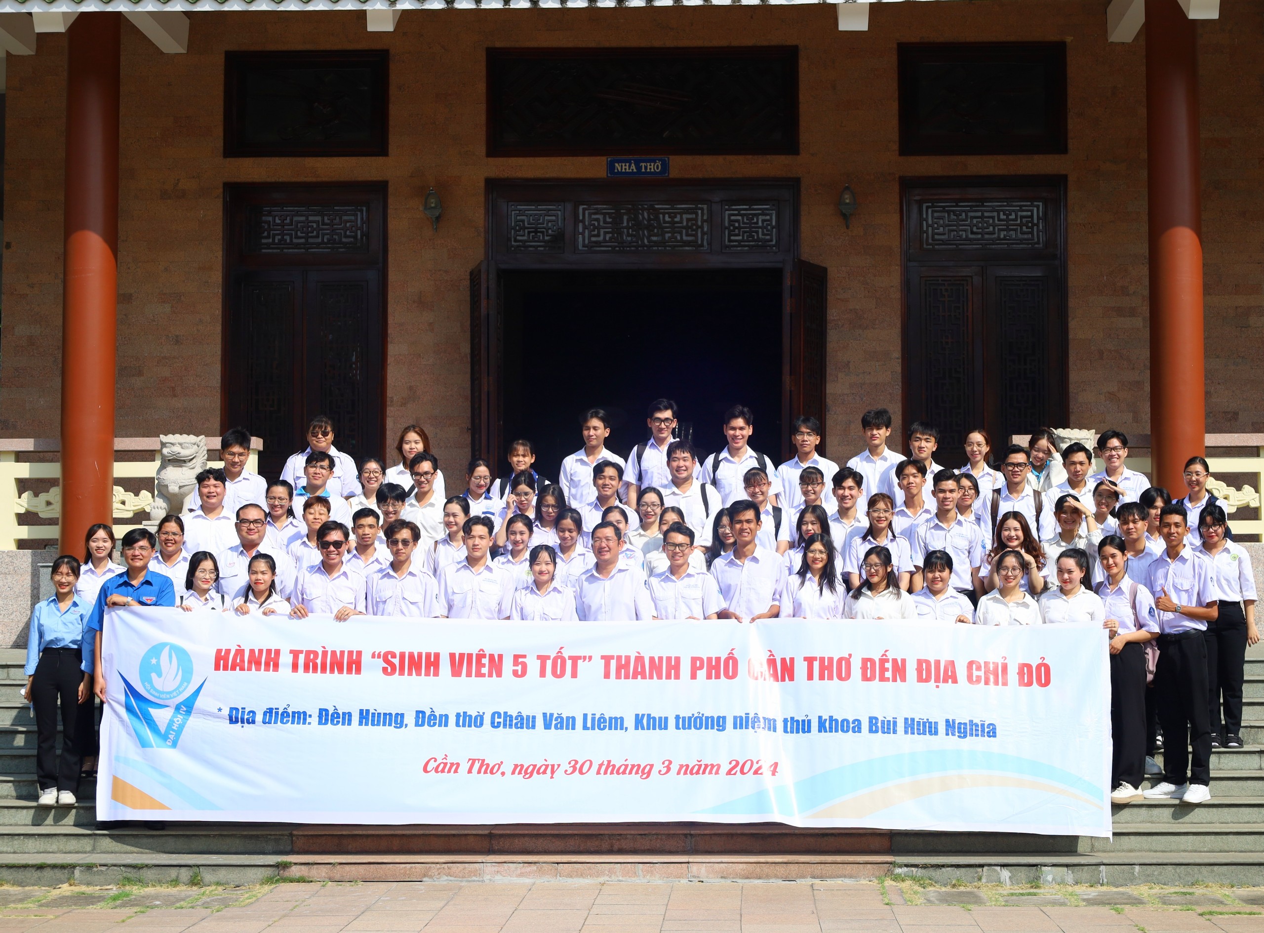 Đoàn hành trình 'Sinh viên 5 tốt' đến địa chỉ đỏ chụp hình lưu niệm tại Khu tưởng niệm Thủ khoa Bùi Hữu Nghĩa.