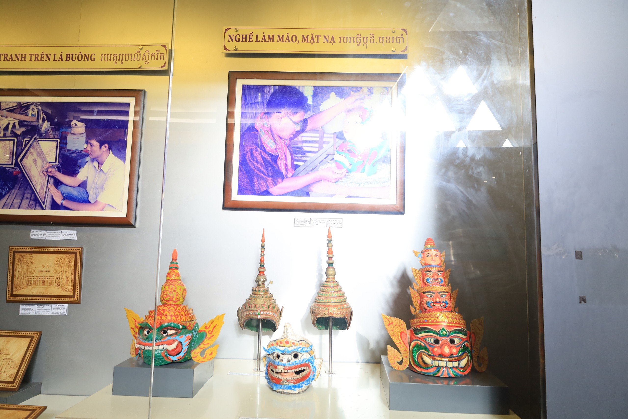 Nơi đây hiện có hơn 13.000 hiện vật các loại phản ánh đời sống văn hóa vật chất, văn hóa tinh thần của cộng đồng dân tộc Khmer Trà Vinh, từ truyền thống đến đương đại.