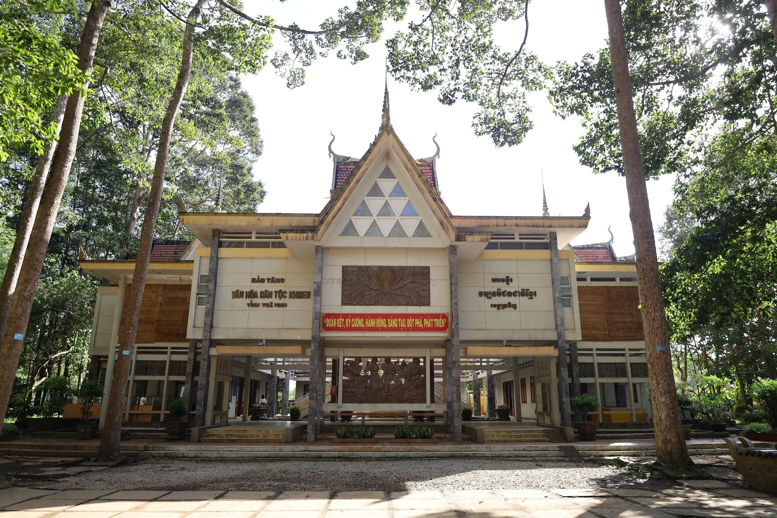 Bảo tàng Văn hóa Dân tộc Khmer tỉnh Trà Vinh trực thuộc Bảo tàng Tổng hợp Trà Vinh là một địa chỉ nghiên cứu văn hóa; địa chỉ trưng bày, giới thiệu và phát huy các giá trị văn hóa truyền thống của đồng bào dân tộc Khmer với cộng đồng các dân tộc anh em cả nước.