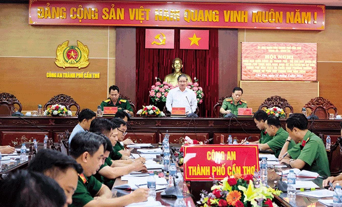 Ông Trần Việt Trường, Chủ tịch UBND TP Cần Thơ phát biểu tại hội nghị giao ban giữa Công an và Bộ Chỉ huy Quân sự TP Cần Thơ.