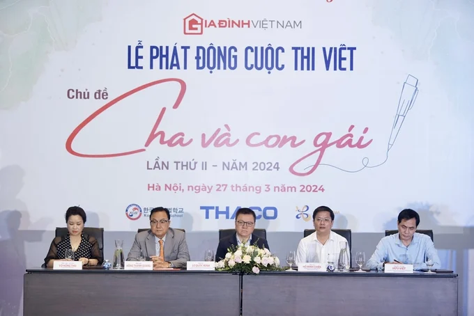 Nhà văn Võ Hồng Thu - Thành viên Ban giám khảo cuộc thi 'Cha và con gái' (ngoài cùng bên trái) mong muốn tìm kiếm những bài viết thể hiện chân thật nhất tình cảm gia đình thiêng liêng