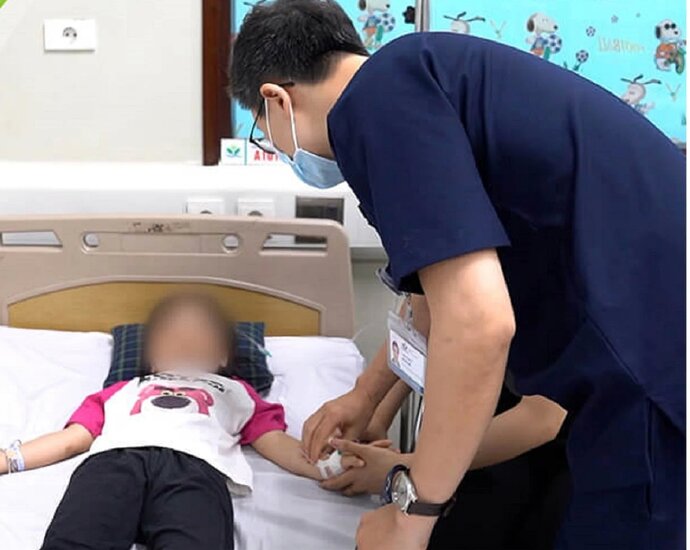 Các bác sĩ thăm khám và điều trị cho bé gái 5 tuổi bị chó dữ tấn công.