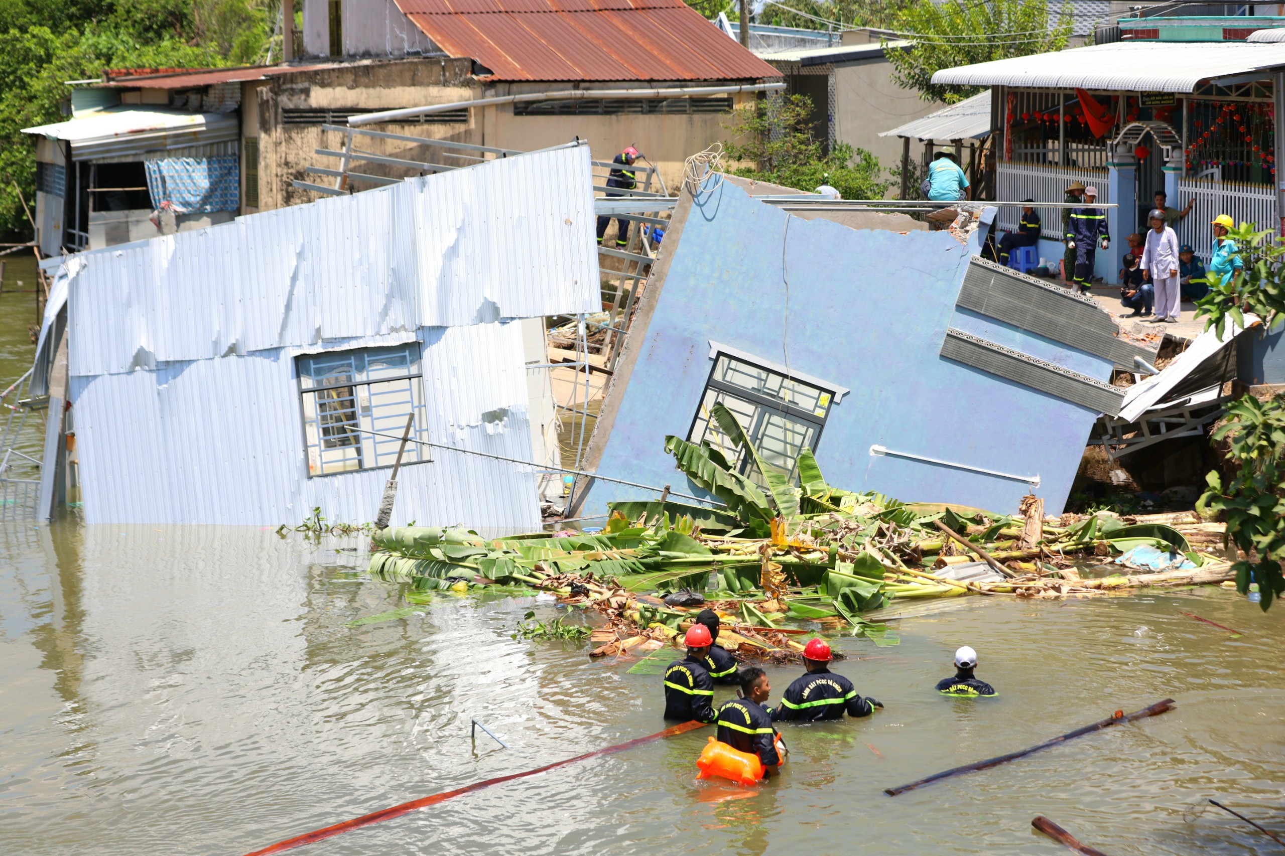 Lực lượng PCCC CHCN quận Thốt Nốt hỗ trợ người dân vớt tài sản bị chìm xuống sông.