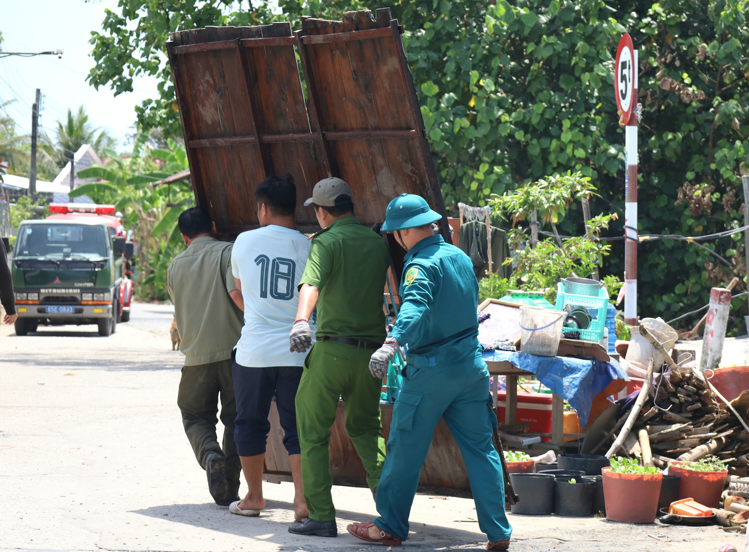 Lực lượng Công an, Dân quân tự vệ phường Thuận Hưng, quận Thốt Nốt hỗ trợ người dân di dời tài sản.