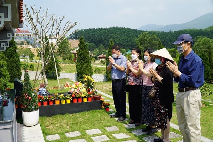 Vào ngày Tết Thanh minh nhiều gia đình cùng nhau đi tảo mộ.