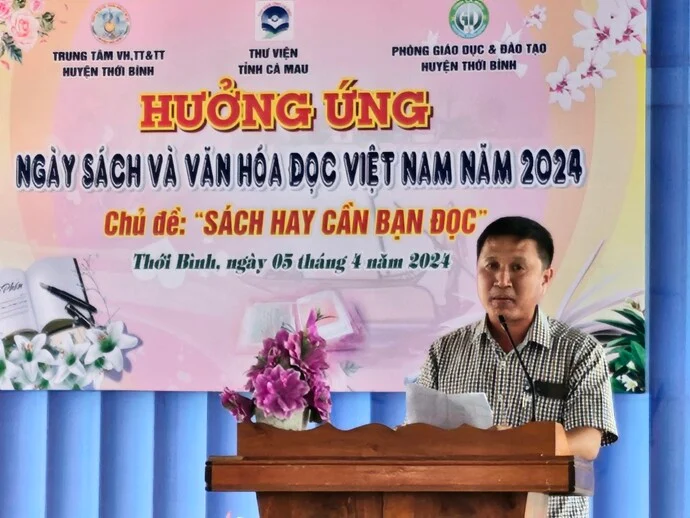 Ông Liêu Hỏn - Phó Giám đốc Trung tâm Văn hóa, Truyền thông và Thể thao huyện Thới Bình, tỉnh Cà Mau phát biểu tại buổi lễ hưởng ứng Ngày Sách và Văn hóa đọc Việt Nam năm 2024 ở huyện Thới Bình.