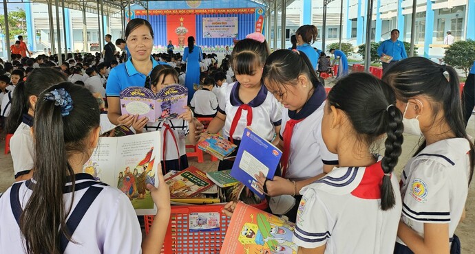 Chị Trần Hồng Hoa - Tổ trưởng Thư viện của Trung tâm Văn hóa, Truyền thông và Thể thao huyện Thới Bình, Cà Mau (áo xanh). Chị Hoa yêu nghề và cống hiến nghề thủ thư đã gần 32 năm, đây là nghề thầm lặng nhưng chị là người giữ gìn và đưa kho tàng tri thức đến với cộng đồng.