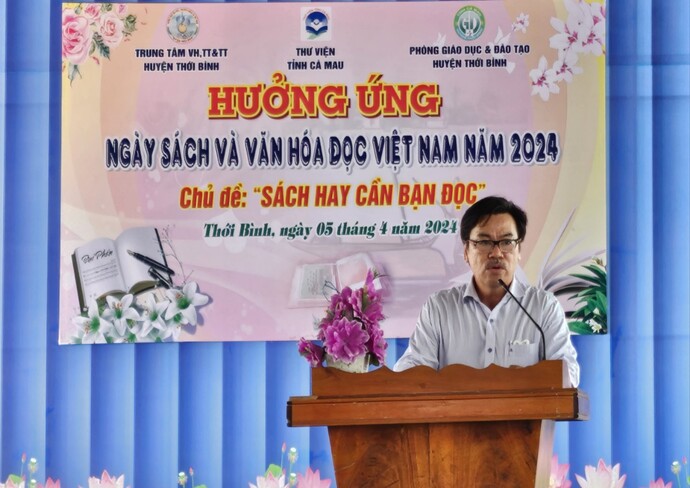 Ông Nguyễn Văn Phước - Phó Giám đốc Thư viện tỉnh Cà Mau phát biểu tại buổi lễ hưởng ứng Ngày Sách và Văn hóa đọc Việt Nam năm 2024 ở huyện Thới Bình.