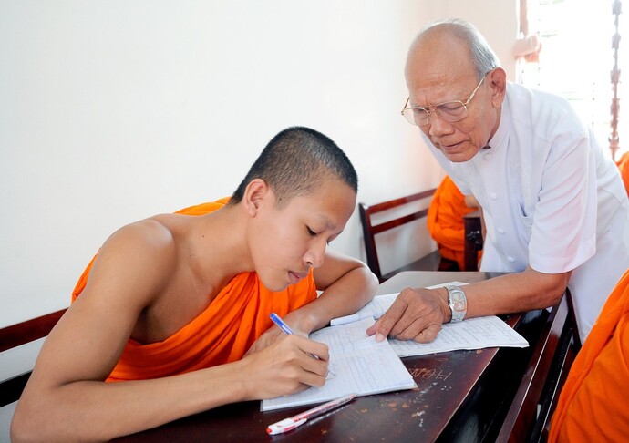 Thầy giáo Lâm És trong một tiết dạy cho học sinh.