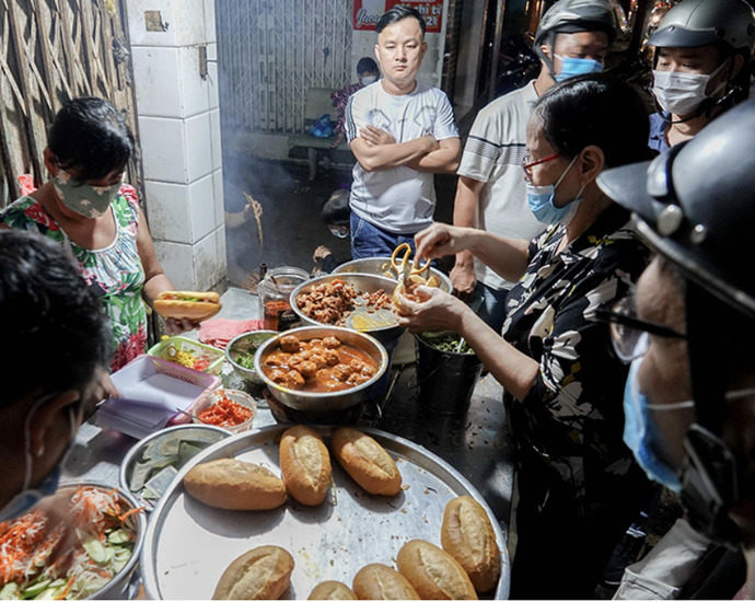 Rất đông người đến xếp hàng chờ mua “bánh mì âm phủ”.