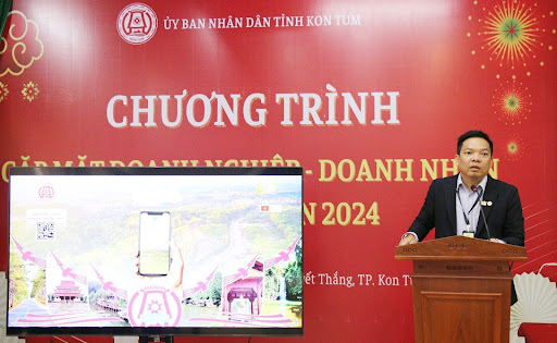 Đại biểu trình bày triển khai dự án tại Kon Tum.