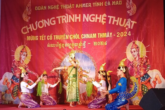 Đoàn nghệ thuật Khmer tỉnh Cà Mau phục vụ chương trình văn nghệ cho bà con đồng bào dân tộc thiểu số ở huyện U minh.