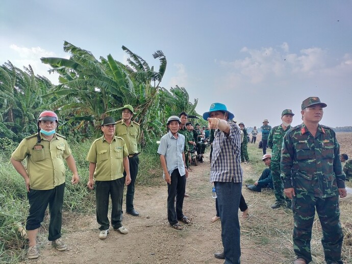 Ông Lê Văn Sử - Phó Chủ tịch UBND tỉnh và ông Phan Hoàng Vũ - Giám đốc Sở Nông nghiệp và Phát triển nông thôn tỉnh Cà Mau trực tiếp chỉ đạo tại hiện trường vụ cháy.
