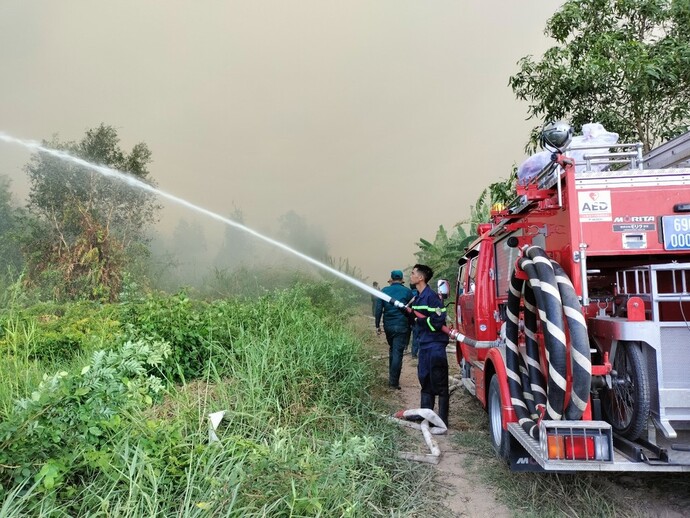 Lực lượng chức năng đang chữa cháy.