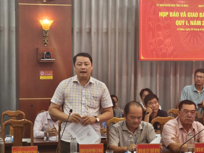 Ông Bùi Tứ Hải - Phó Chủ tịch UBND TP Cà Mau trả lời câu hỏi của phóng viên tại buổi họp báo.