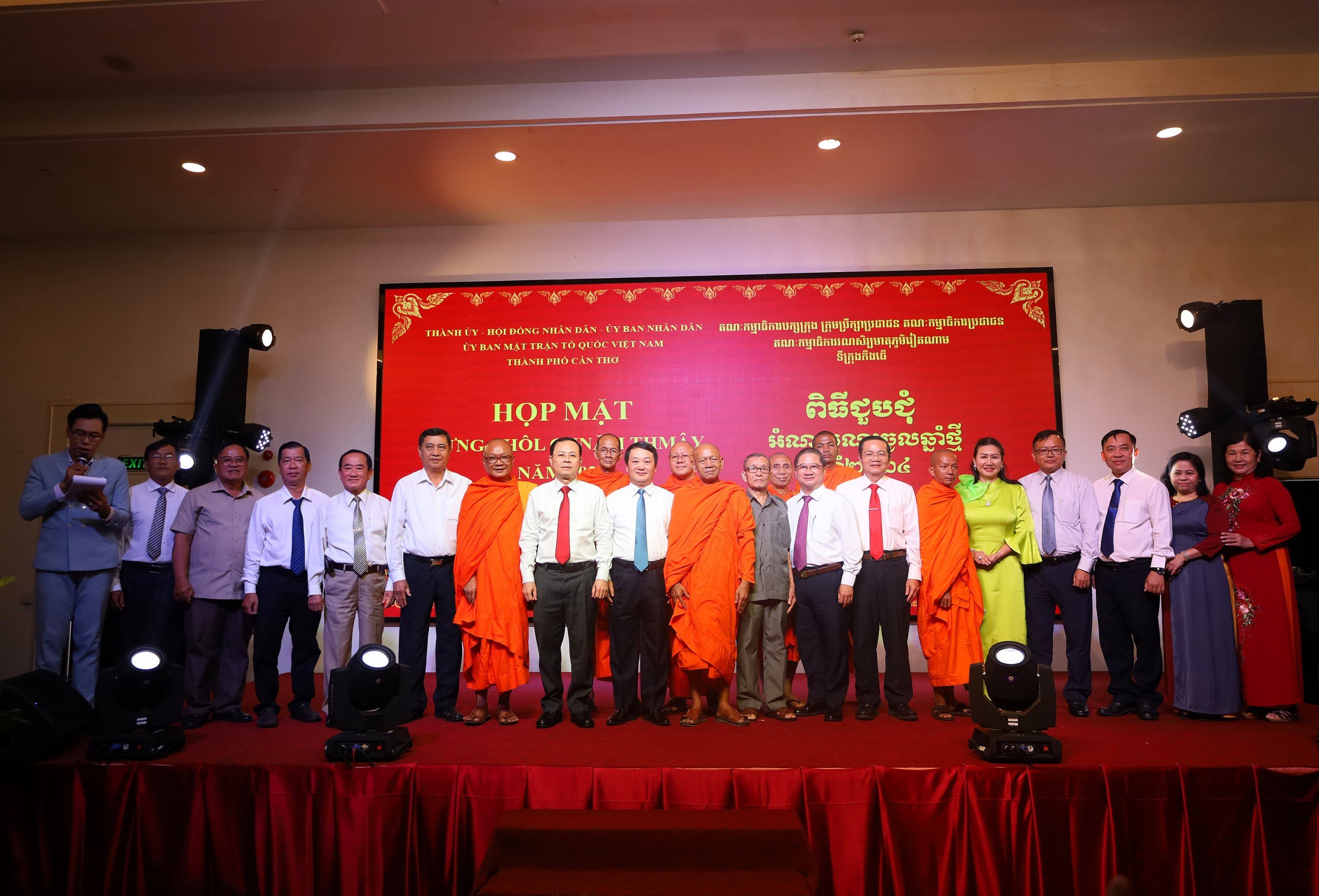 Các đại biểu dự họp mặt mừng Tết cổ truyền Chôl Chnăm Thmây năm 2024 chụp hình lưu niệm.